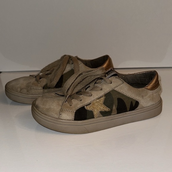 SHU SHOP- PAULA Camo Sneakers Girls Size 2 - Picture 1 of 5